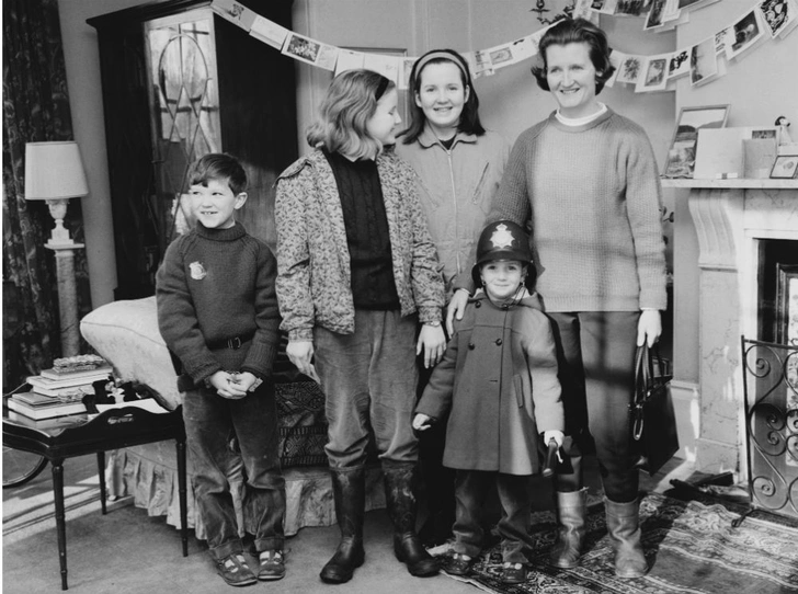 Маргарет Родс со своими детьми: Саймоном, Викторией, Аннабель и Майклом, 29 декабря 1964