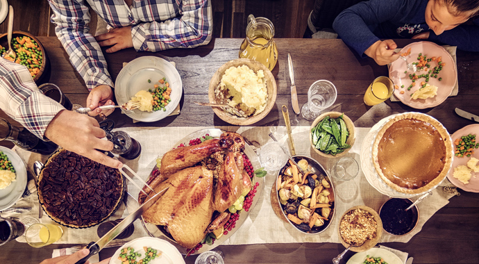 Еда на выживание: почему мы столько едим в новогоднюю ночь?