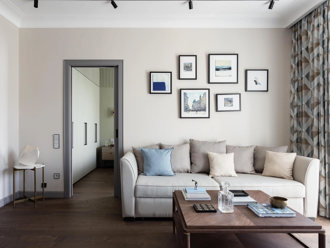 Гостиная. Инженерная доска, Coswick. Краска для стен, Little Greene. Диван и журнальный столик, Dantone home. Картины, Carré d’artistes. Трековый светильник, «Центрсвет». Текстиль, «Амели декор». кГеометричная скульптура у входа, Nata.nova.ceramics
| Источник: Лиза Гуровская. стиль: Варвара Калицкая