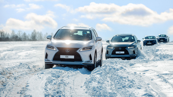 Lexus покоряет Байкал: лед, вода и медные трубы
