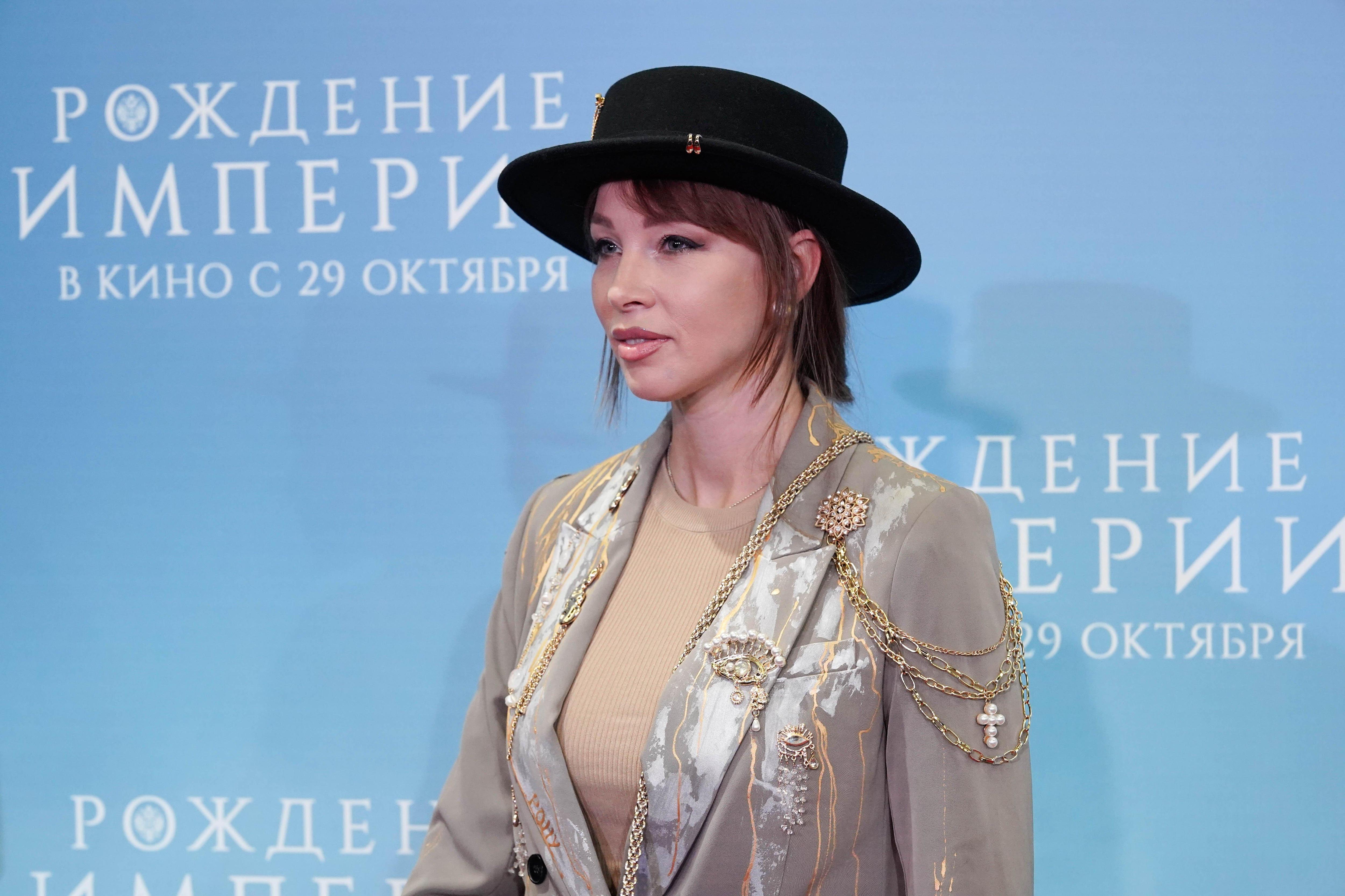 Полина Диброва, уехавшая в Китай с дочкой Елены Товстик, резко ответила ей: «Это ты травмируешь дев…