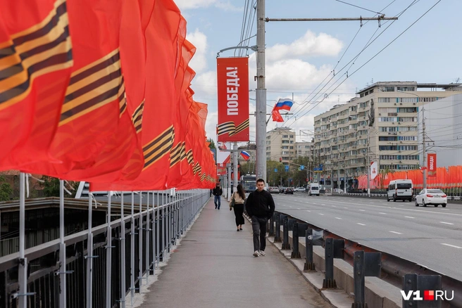 Штормовой ветер нещадно треплет полотнища на Астраханском мосту | Источник: Алексей Волхонский / V1.RU