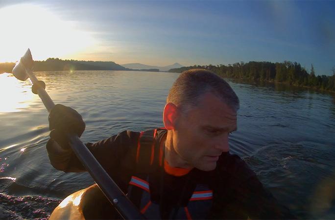 «Не справился бы без поддержки друга». Американец второй год подряд проплыл по реке в лодке из тыквы