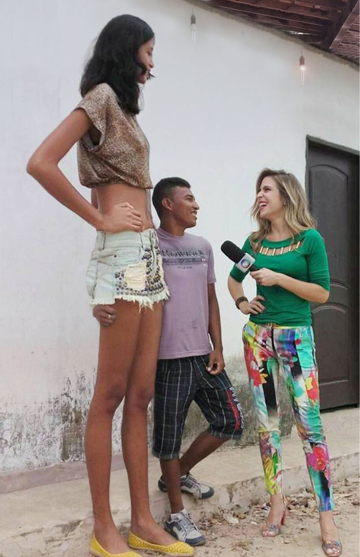 На фото ты видишь самую высокую девушку в мире - Элизани да Круз Сильва. 