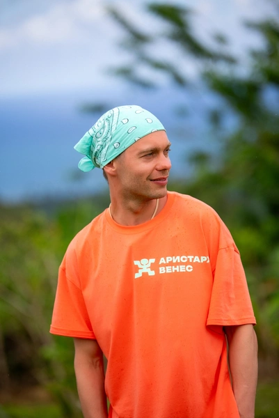 Звезда «Кадетства» набросился на исполнителя хита «Сияй»