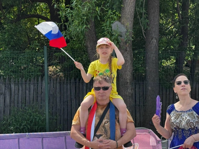 Радостные дети и их родители | Источник: Дарья Костомина / E1.RU