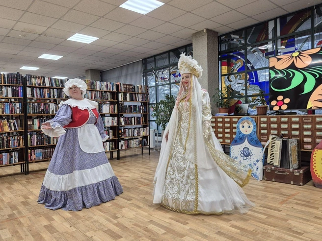 Алёна Сказка позирует с персонажем бабушки Красной Шапочки. | Источник: Ирина Яковлева / V1.RU