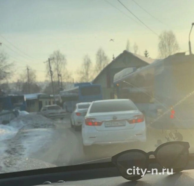 Грузовик заблокировал южный въезд в Новокузнецк после ДТП | 142.ru