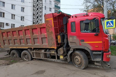 Грузовик провалился под асфальт в центре Нижнего Новгорода
