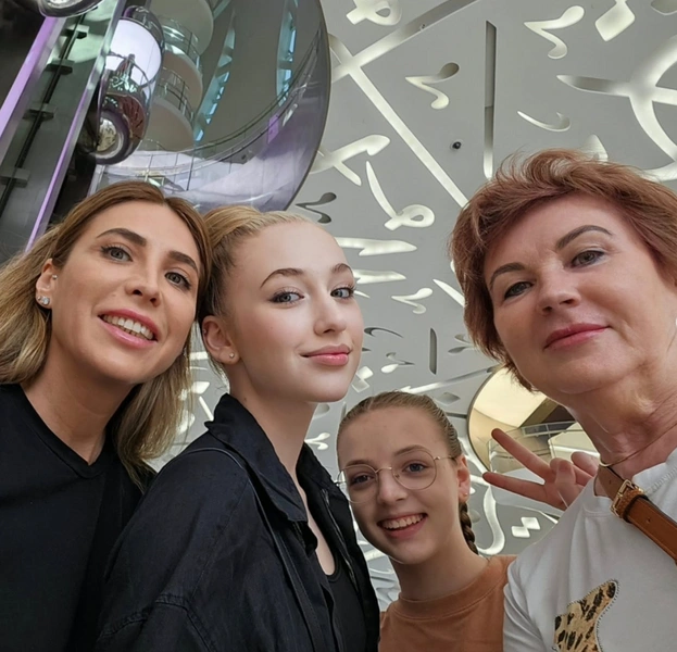 Элен души не чает в дочках