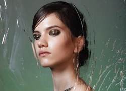 «Стеклянные» smoky eyes: как повторить самый модный макияж этой зимы