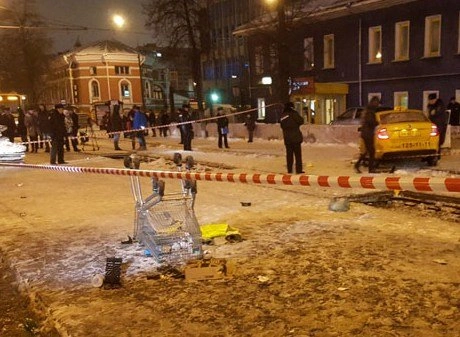 В результате наезда такси на остановку травмированы 11 человек (видео) | ya62.ru