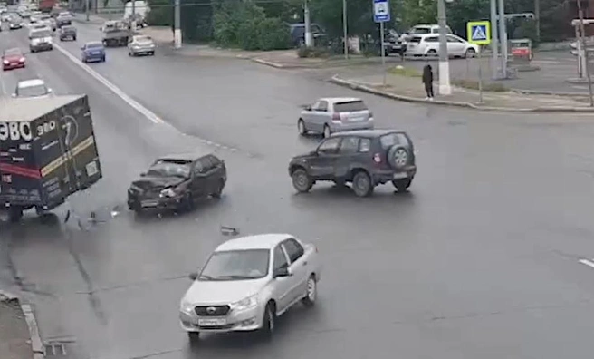 Удара легковой машины оказалось достаточно, чтобы завалить фургон на бок | Источник: ГУ МВД по Волгоградской области