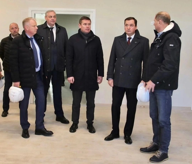 Глава Северодвинска Игорь Арсентьев и губернатор Архангельской области Александр Цыбульский оценили проведенные работы в дошкольном учреждении | Источник: Группа Аквилон
