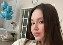«Платье вот-вот треснет по швам»: в Сети недоумевают из-за праздничного образа Анастасии Костенко