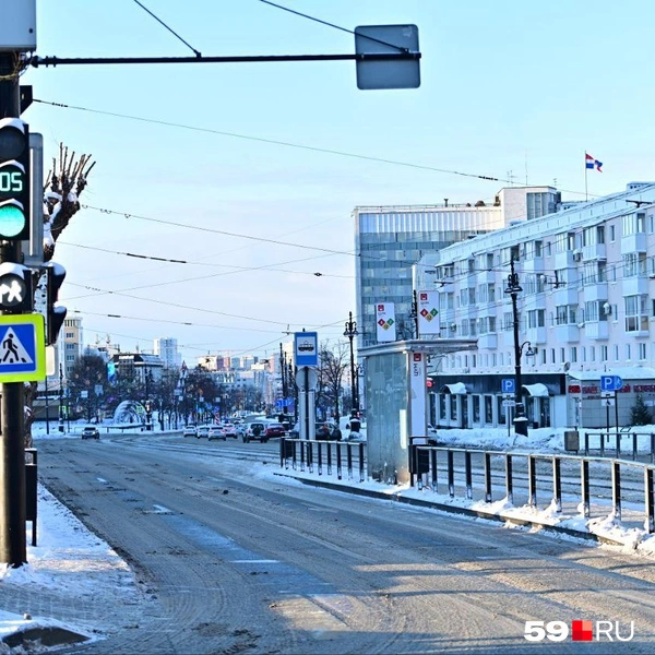 На улице Ленина рядом с Компросом тоже пустынно, лишь пара машин на горизонте | Источник: Василина Любимова / 59.RU