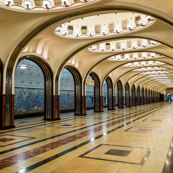 Станция Московского метрополитена «Маяковская» с изящными стальными арочными опорами и знаменитыми мозаиками | Источник: Photogilio via Legion Media