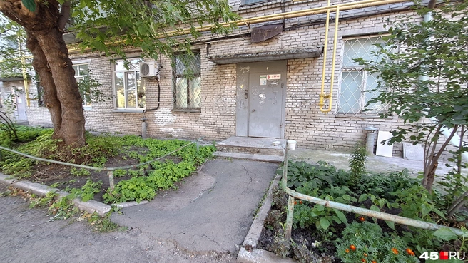 У третьего подъезда отчетливо видно проседание грунта | Источник: Александр Лисихин / 45.RU 
