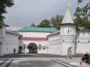Ворота монастыря | Источник: Серафима Путиева / MSK1.RU