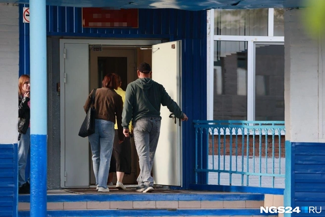 Родители заходят на внезапное вечернее собрание | Источник: Мария Ленц / NGS24.RU