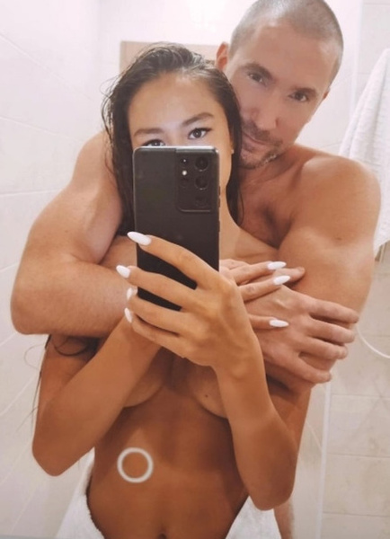 Синайский вдовец Олег Винник и его новая девушка снялись полуголыми в ванной