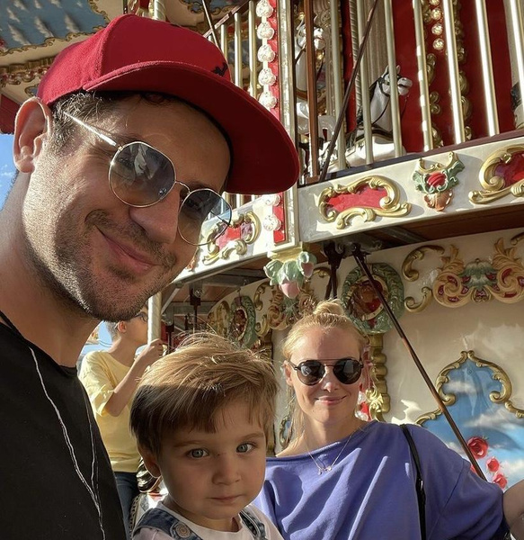 Отдохнувшие и счастливые: Марк Богатырев поделился фото с Татьяной Арнтгольц и подросшим сыном