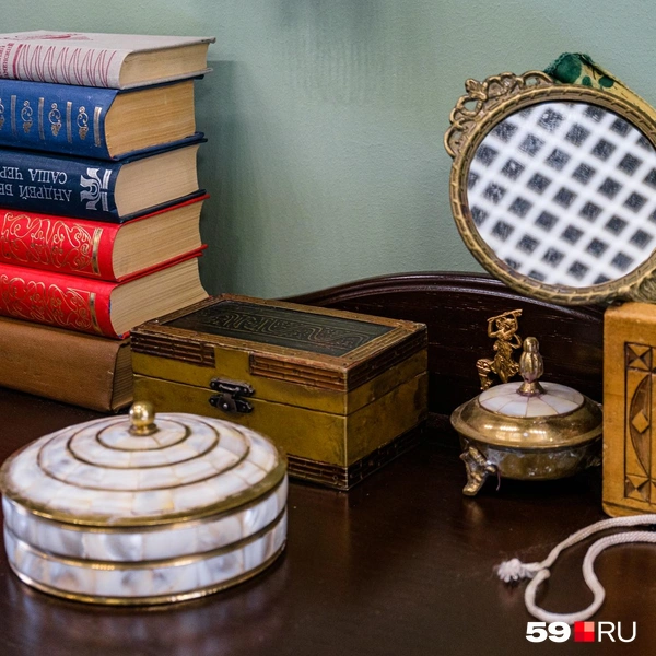 Все предметы&nbsp;— из реквизита Дома актера | Источник: Тимофей Калмаков / 59.RU