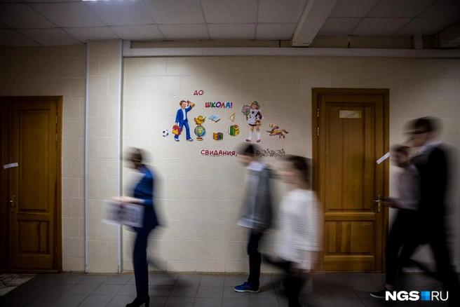 Девочка выпала из окна одного из школьных кабинетов на втором этаже | Источник: Александр Ощепков / NGS.RU