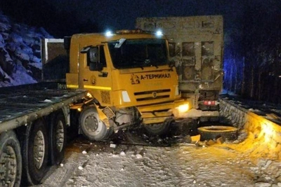 Человек пострадал в ДТП с двумя грузовиками под Снежногорском