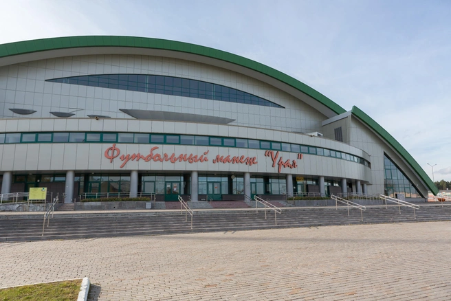 В манеже занимаются воспитанники спортивной школы при ФК «Урал» | Источник: PRINZIP