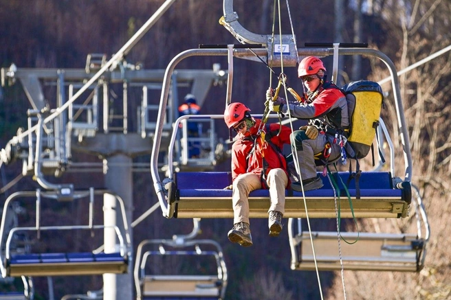 В зимний сезон будут работать более 120 горнолыжных трасс общей протяженностью 174 километра и 64 современных подъемника | Источник: sochi.ru