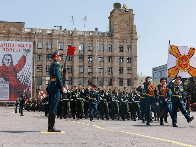 По команде «равнение направо» головы поворачиваются синхронно. | Источник: Алексей Волхонский / V1.RU