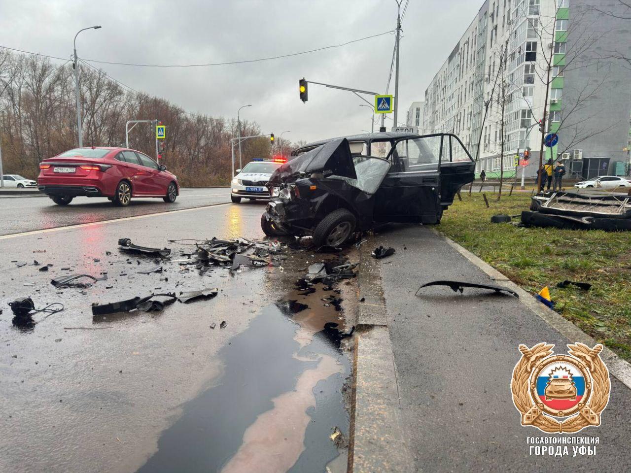 В Уфе «семерка» вылетела на встречку и врезалась в грузовик, водитель чудом выжил — видео 