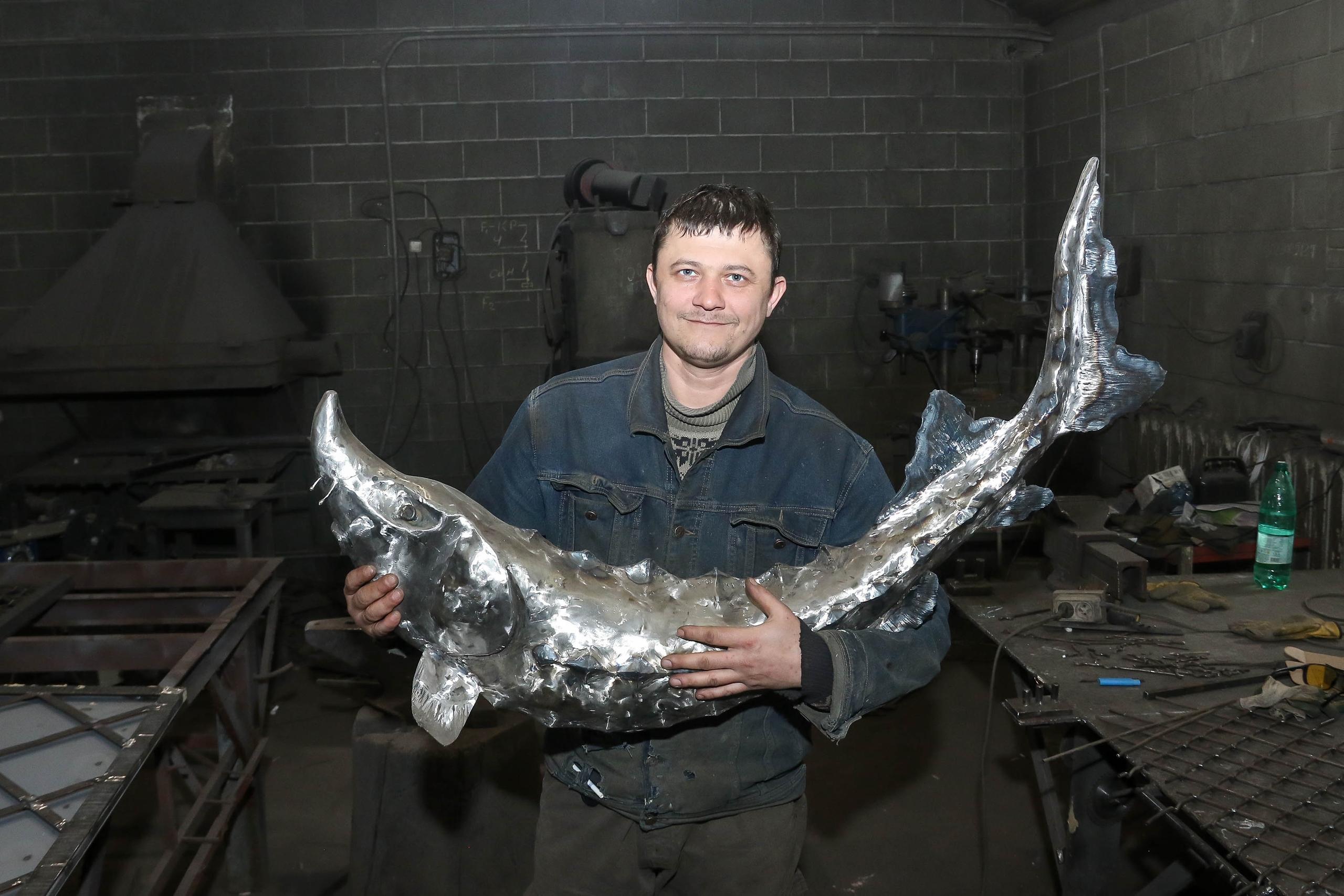 Ажурные лепестки и чудо-рыбы. Потомственный кузнец показал свои работы — за заказами к нему выстраивается очередь