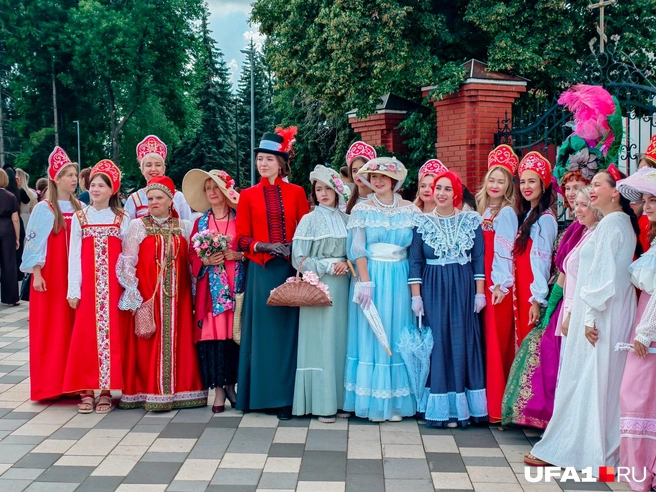 Светские дамы готовы к выходу в свет | Источник: Булат Салихов / UFA1.RU