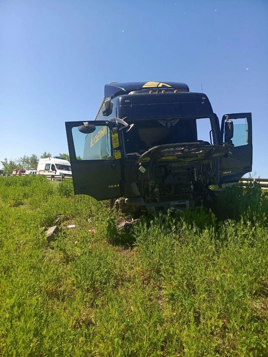 В ДТП участвовал большегруз Mercedes | Источник: ГКУ СО Центр по делам ГО и ЧС