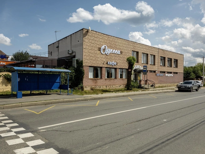 На остановке общественного транспорта работают магазины и кафе. | Источник: Александр Куренной / 76.RU