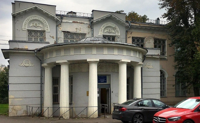 Кадр из сериала и корпус Московской городской клинической больницы № 1, расположенный по адресу Ленинский проспект, 8, к. 10 | Источник: Katia Sparks, CC BY-SA 4.0, via Wikimedia Commons
