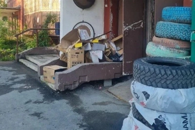 В Южно-Сахалинске у жилого дома обнаружили гору автошин