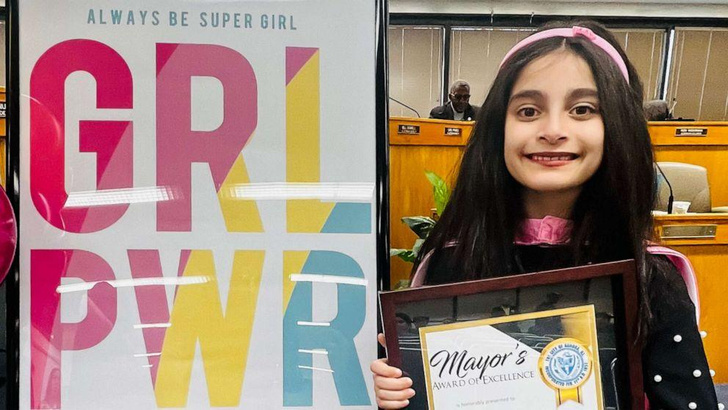 9-летняя девочка получила награду за то, что спасла свою мать