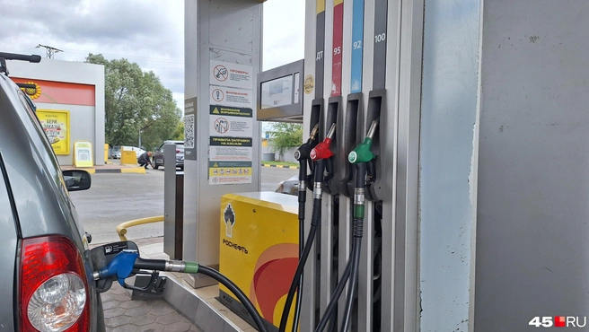 В наличии в 14:20 был весь бензин на АЗС «Роснефть» на Галкинском переезде | Источник: Александр Лисихин / 45.RU