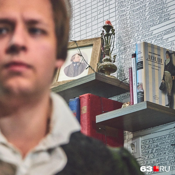 —&nbsp;&nbsp;В современных материалах почти всегда есть хоть сколько-нибудь синтетики. Покупаю максимально приближенную к первоисточнику ткань: костюмную полушерсть, бархат, лен. Ночная рубашка у меня из хлопка, подкладка сюртуков&nbsp;— из синтетического шелка. Натуральный шелк только в подкладке халата | Источник: Роман Данилкин / 63.RU