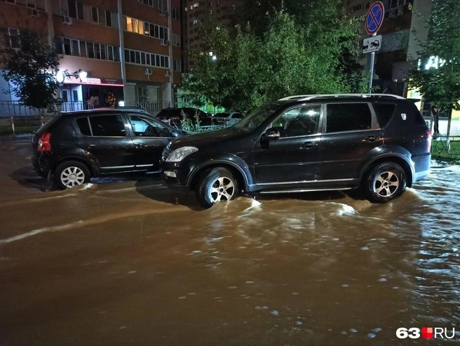 Вода затопила ближайшие дворы и парковки | Источник: Евгений Зиновьев / 63.RU