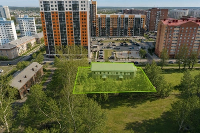 Заброшенное здание у школы №140 в Новосибирске выставили на торги