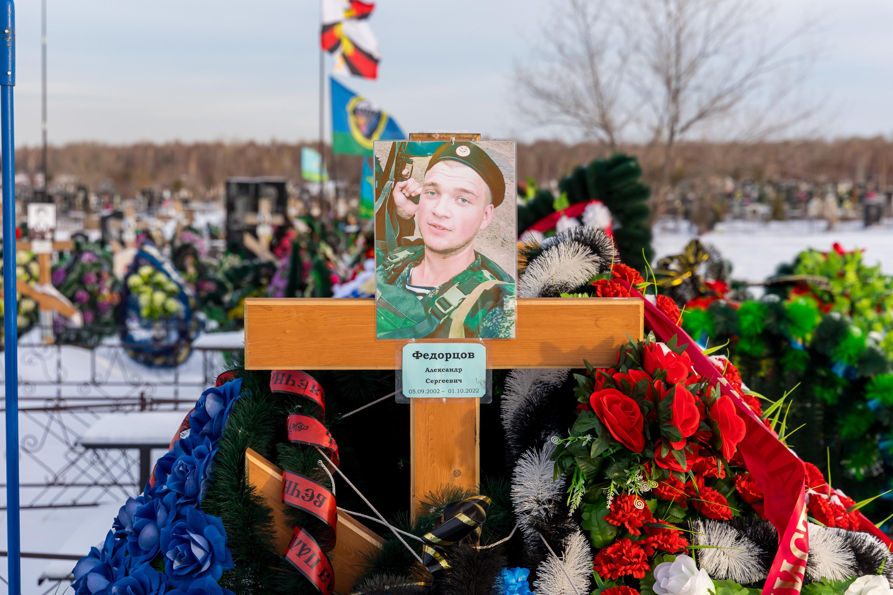 Сколько погибших в зоне сво. Могилы погибших на Украине. Могилы погибших на Украине российских военных 2022. Украинские кладбища военных погибших в сво.