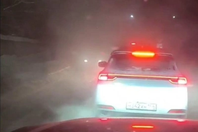 Дорогу в Новосибирске залило водой, возникла пробка