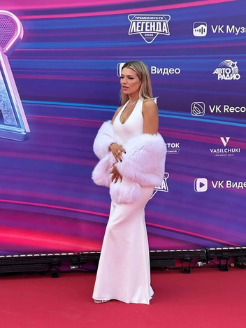 Люся Чеботина украсила наряд мехом