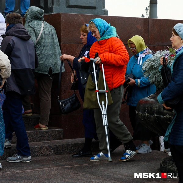 Люди торопятся, как можно скорее попасть в храм, чтобы не задерживать ни себя, ни других | Источник: Артем Устюжанин / MSK1.RU