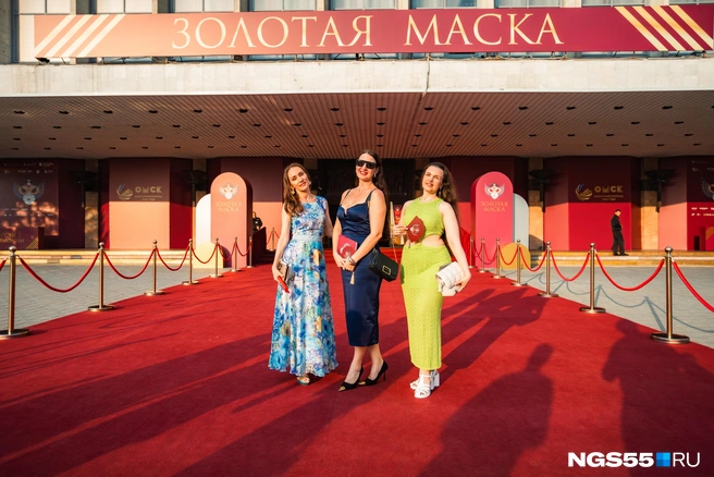 Вот такие красавицы пришли на «Золотую маску» | Источник: Кирилл Башинский / NGS55.RU