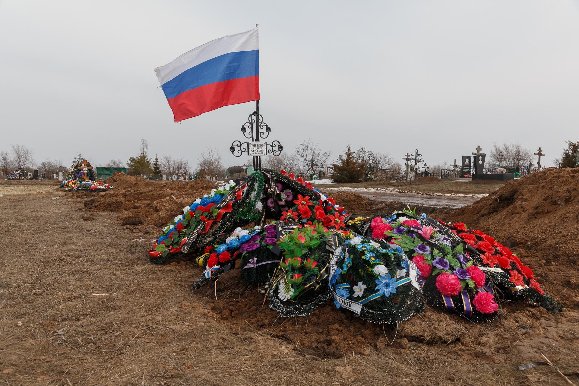 Под Волгоградом родные погибших на Украине военных просят навести порядок  на кладбище - 5 августа 2022 - V1.ру